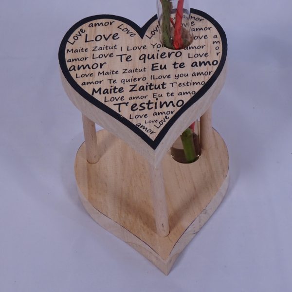 Corazón de madera idiomas con rosa roja