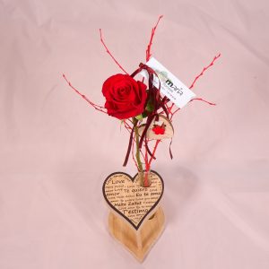 Corazón de madera idiomas con rosa roja