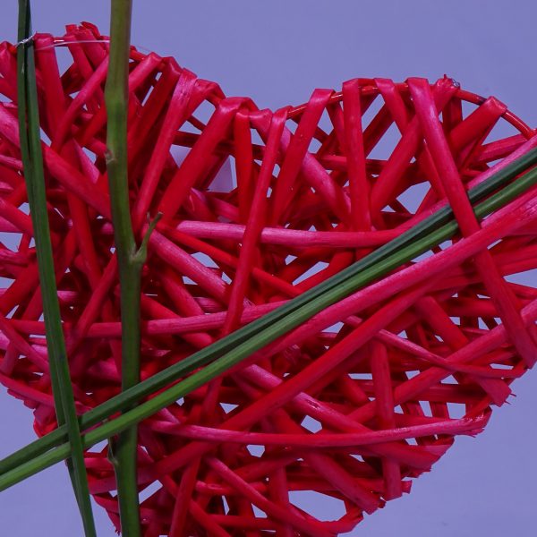 Corazón mimbre con una rosa
