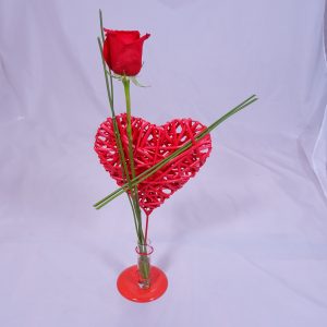 Corazón mimbre con una rosa