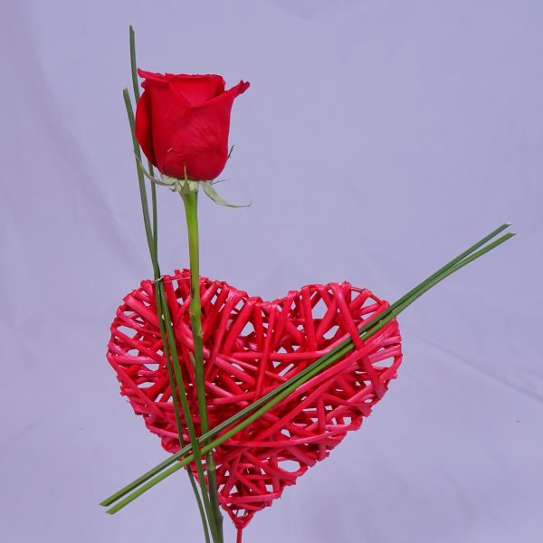 Corazón mimbre con una rosa